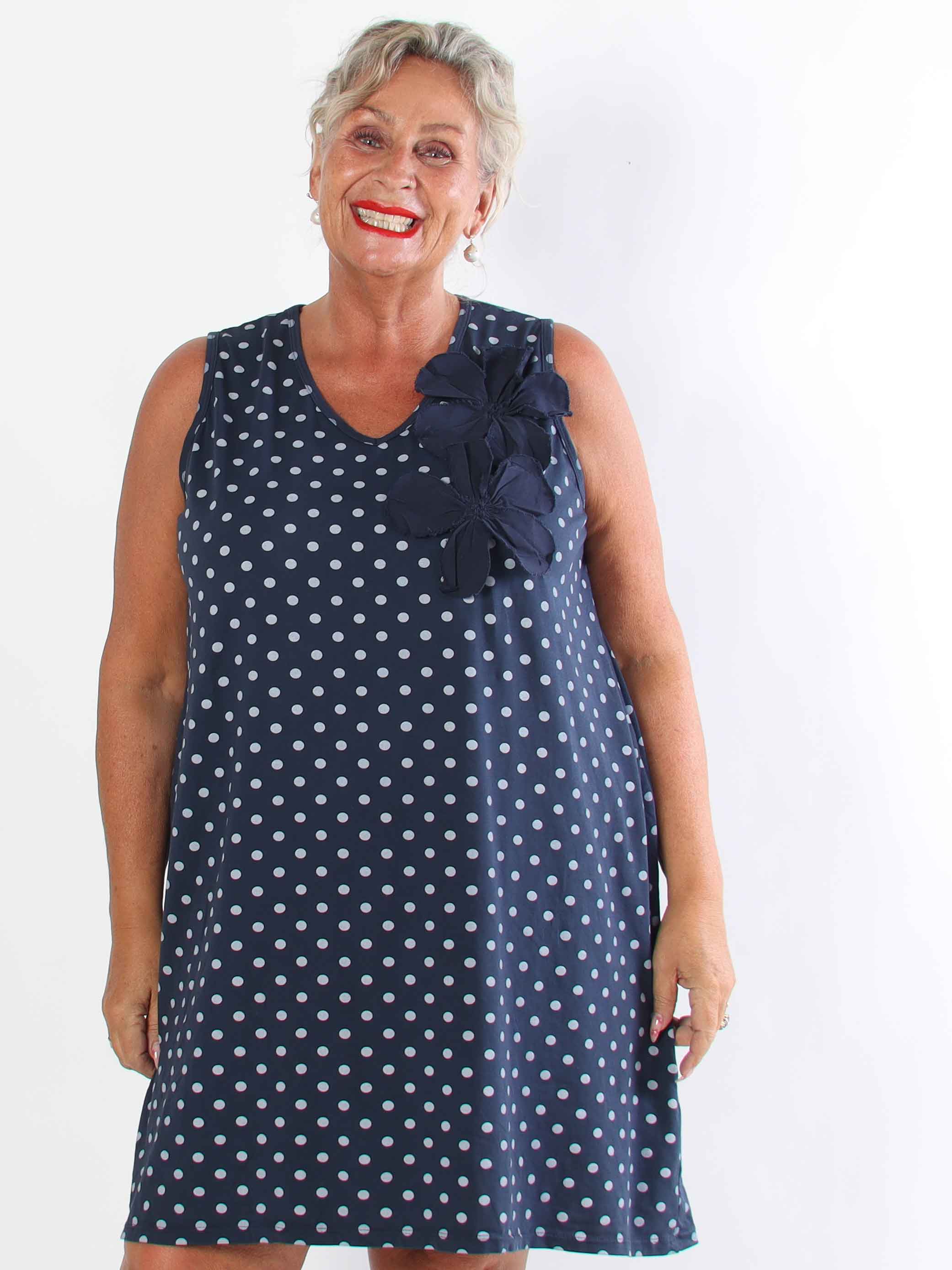 Maida - Plus size kjole i bomuld med prikker og fine blomster ved brystet